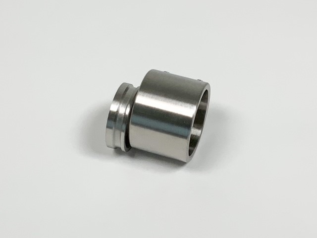 De buissteun blind RVS-INOX 304 bestaat uit een montageplaatje en een huls. De huls heeft een geborstelde finish..