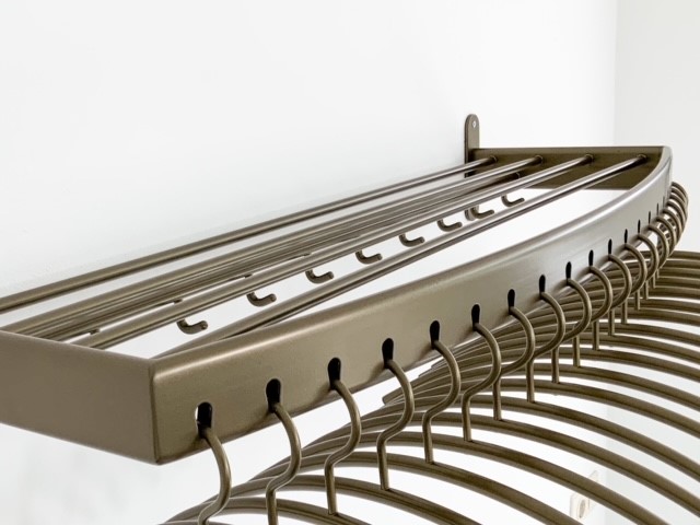 Garderobe oplossingen van Metaalstore. De Kapstok gebogen in de kleur brons.