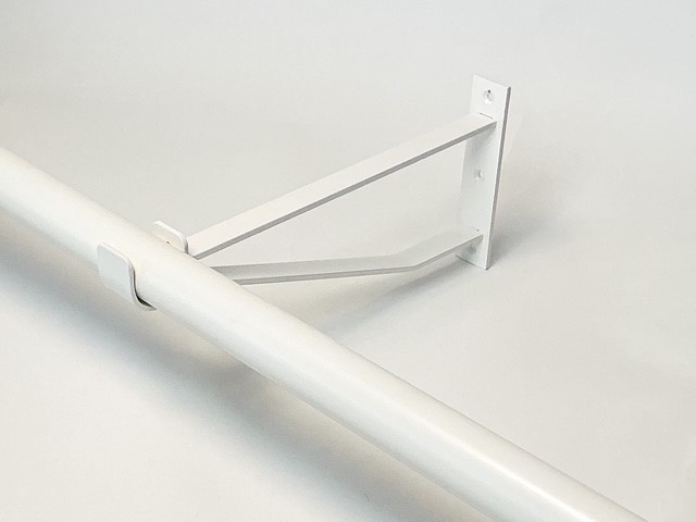 Garderobesteun extra sterk. Diameter 35 mm. Steun is half open. U legt de buis erin. Kleur RAL 9010 wit.